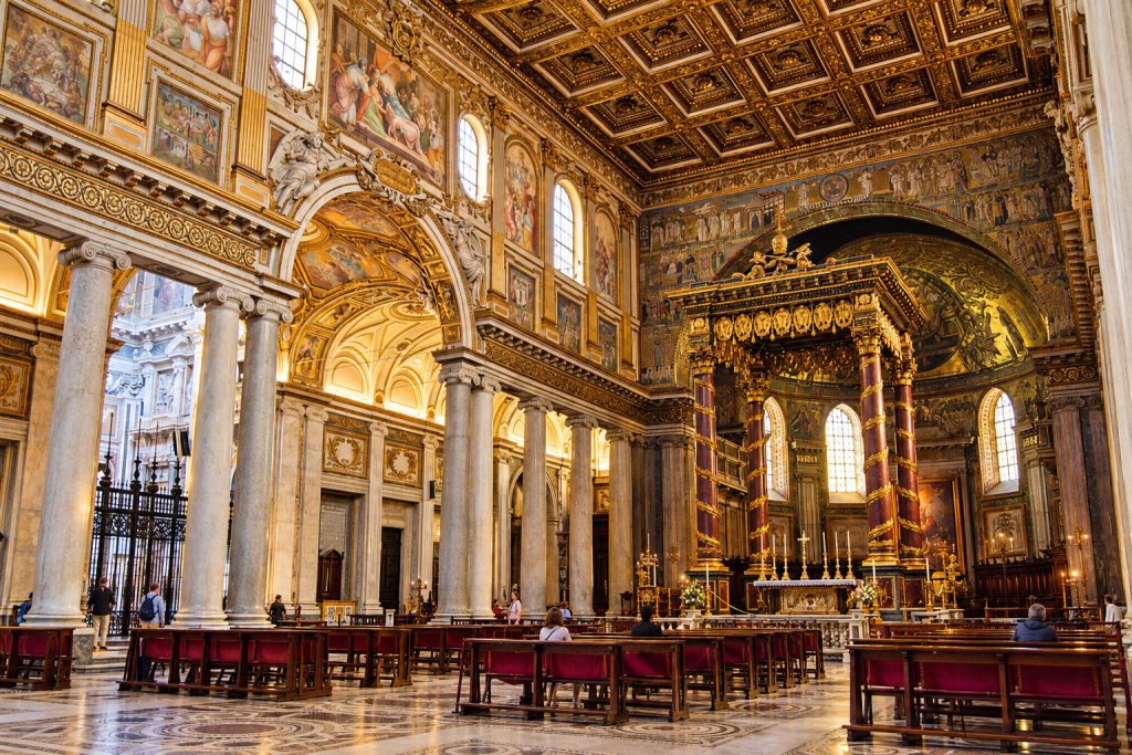 Interno barocco di basilica dorata