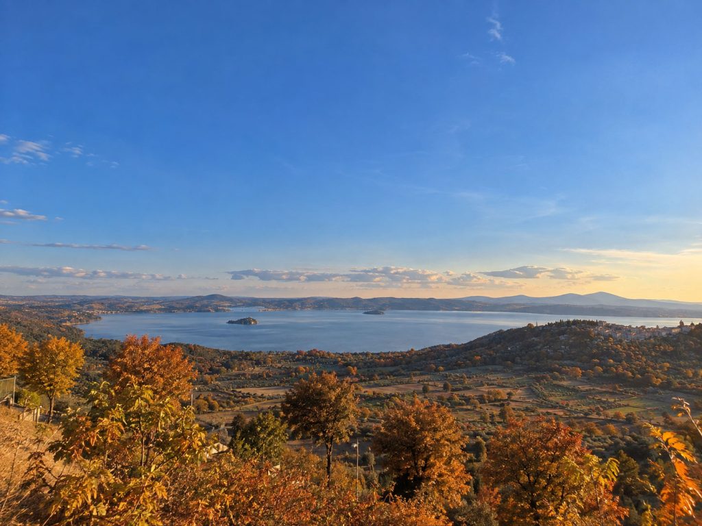 Panorama autunnale sul lago