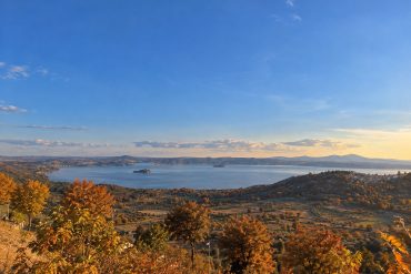 Chi Siamo 3 Panorama autunnale sul lago