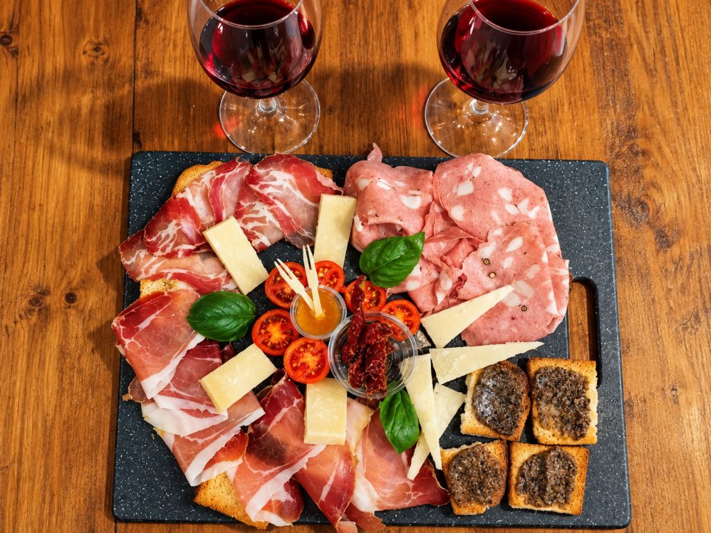 Tagliere italiano con vino rosso