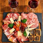 Tagliere italiano con vino rosso