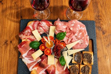 Chi Siamo 5 Tagliere italiano con vino rosso