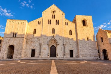 About Us 3 Cattedrale romanica nella piazza dorata